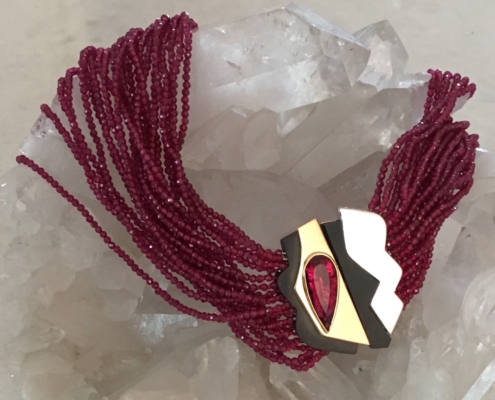 collana rossa su cristallo 2